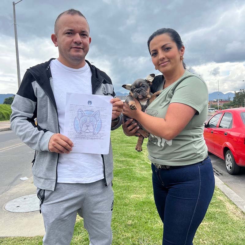 Cliente Feliz con su Bulldog Francés