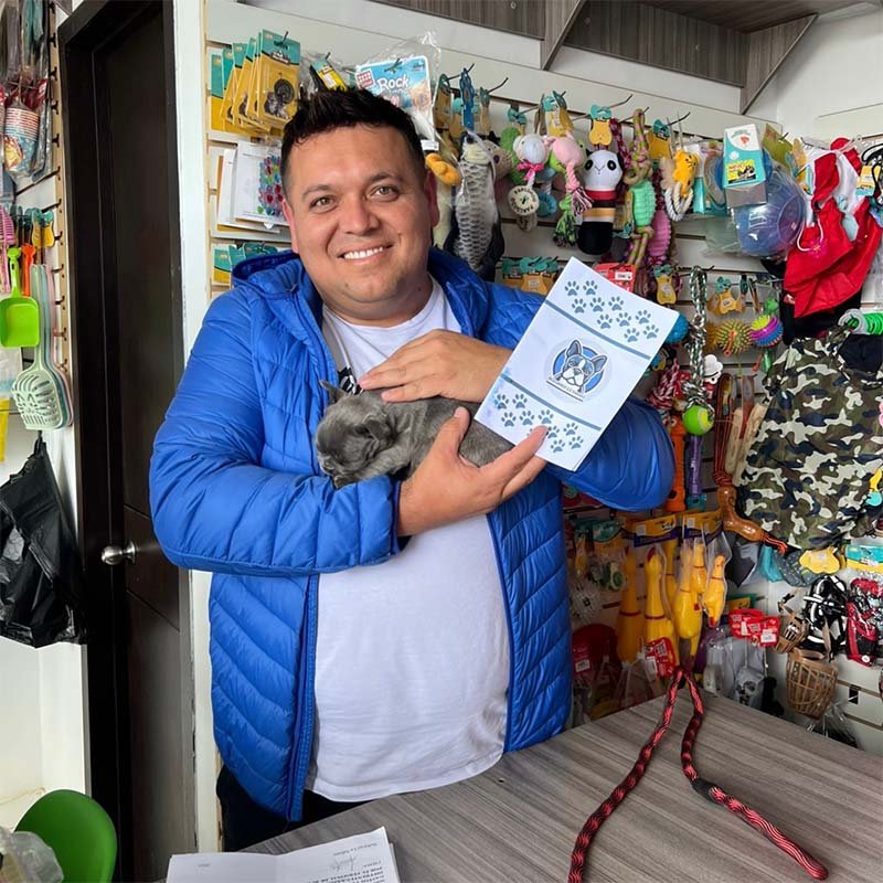 Cliente Recibiendo su Bulldog Francés