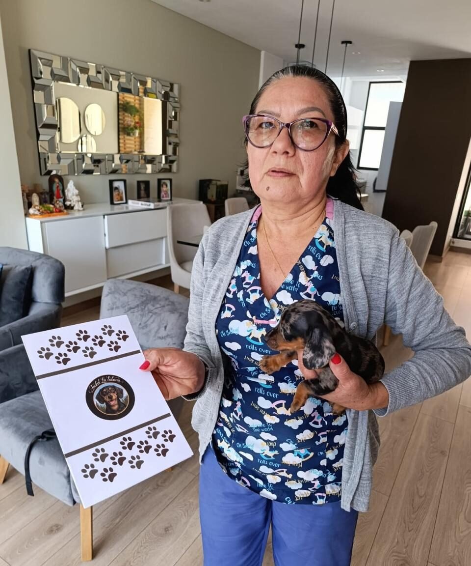Cliente con cachorro y documentación