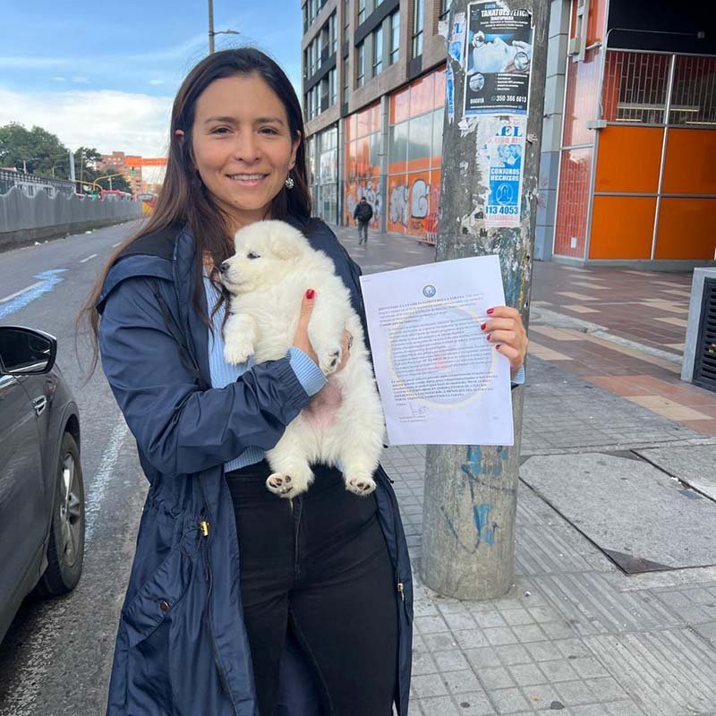 Natalia feliz con su cachorro