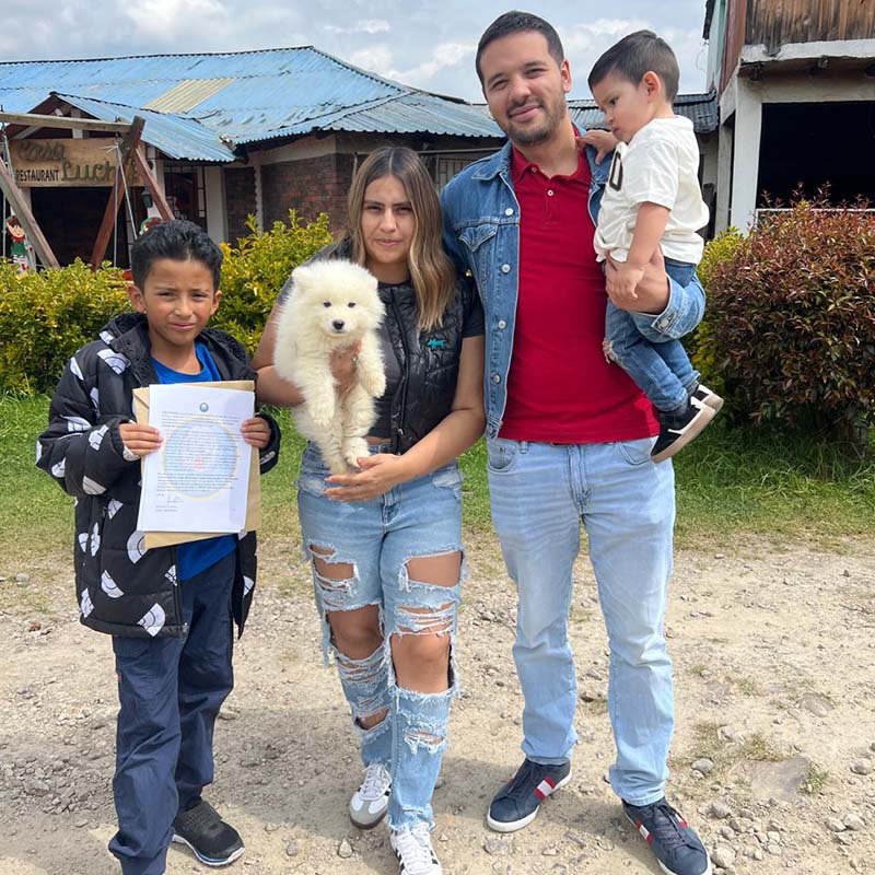 Familia recibiendo su Samoyedo
