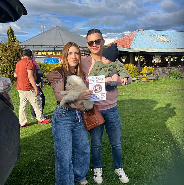 Familia con su cachorro