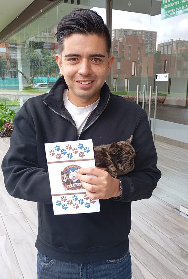 Juan Gutierrez recibiendo su Bulldog Francés