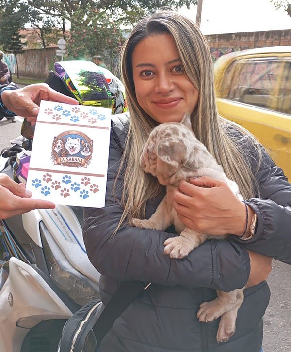 Sara Martinez con cachorro y documentación