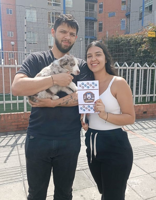 Carlos y María recibiendo su cachorro