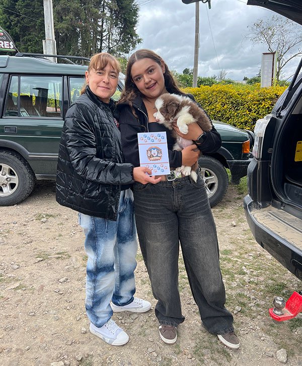Familia Gómez con su cachorro