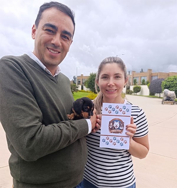 Familia Gómez con su nuevo integrante salchicha