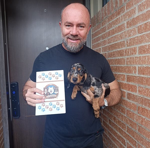 Mateo con su nuevo mejor amigo salchicha